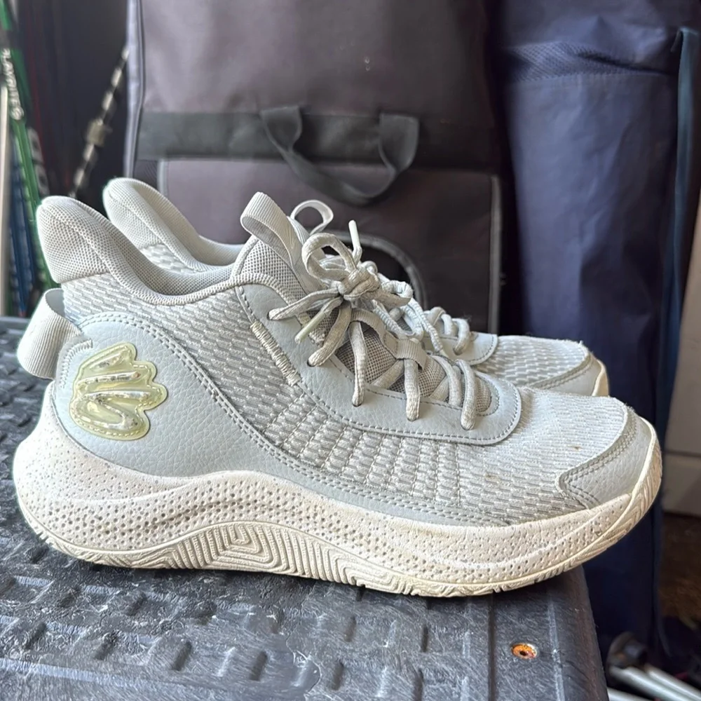 Men’s 8.5 Curry basketball sneakers